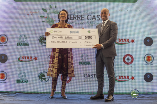 Chèque de 5000$ remis à Nadège Bula-Bula par Ecobank