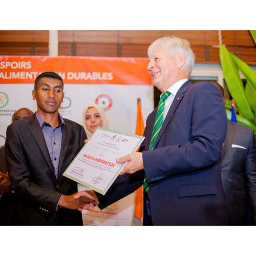 Prix Jeunes Espoirs 2022 - Remise de certificat à Herilalaina ANDRIANTSOA (Madagascar) par Jacques Brulhet, Président honoraire de l’Académie d’agriculture de France, membre du GID.