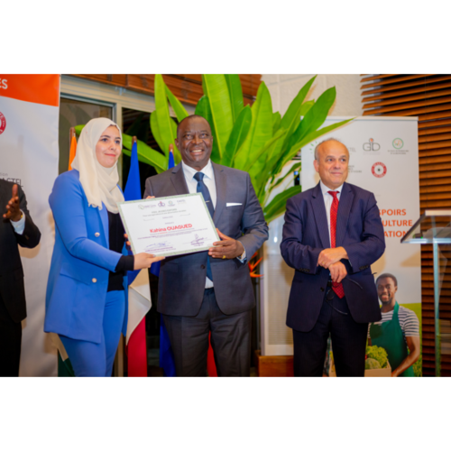 Prix Jeunes Espoirs 2022 - Remise de certificat à Kahina Ouagued (Algérie) par SEM Kobenan Kouassi ADJOUMANI, Ministre d’Etat, Ministre de l’Agriculture et du développement rural