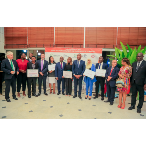 Prix Jeunes Espoirs 2022 - Photo de famille avec Sidy Tiémoko TOURE, Ministre ivoirien des ressources animales et halieutiques