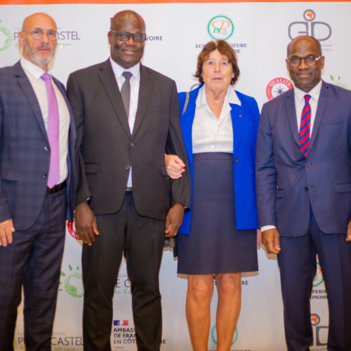 Prix Jeunes Espoirs : (De gauche à droite) Eric SAMSON, DG Solibra; Siaka KONE, Dir. de l'ESA de l'INP-HB de Yamoussoukro; Catherine Bréchignac, Vice-Présidente du GID; Pierre De Gaétan Njikam, DG Fonds Pierre Castel