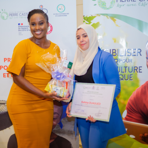 Prix Jeunes Espoirs - Remise de cadeau à Kahina Ouagued (lauréate Algérie)