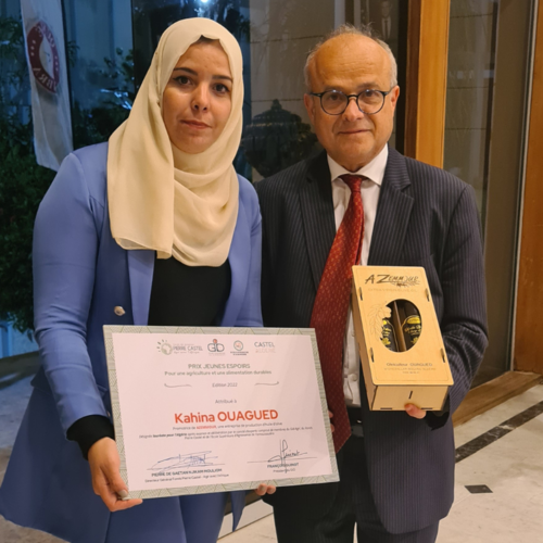 Prix Jeunes Espoirs - Kahina Ouagued (Algérie) et SEM Jean-Christophe Belliard, ambassadeur de France en Côte d'Ivoire