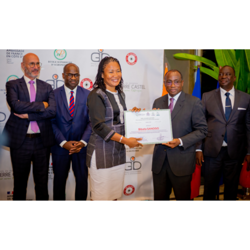 Prix Jeunes Espoirs 2022 - Remise de certificat à Bibata Sanogo (BF) par N'Guessan Koffi, Ministre ivoirien de la Formation professionnelle