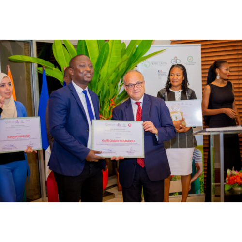 Gislain Kouakou lauréat Prix Jeunes Espoirs (CI) 2022 et SEM Jean-Christophe Belliard Ambassadeur de France en Côte d'Ivoire.