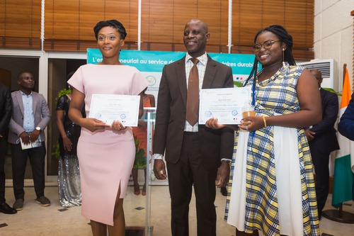 Hélène KOUADIO et Nancy TAPE recevant leurs certificats des mains du Ministre.JPG