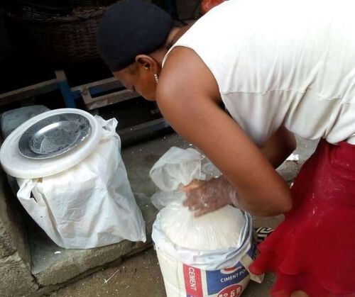 Manioc transformé par une femme d’ELOG OTOT