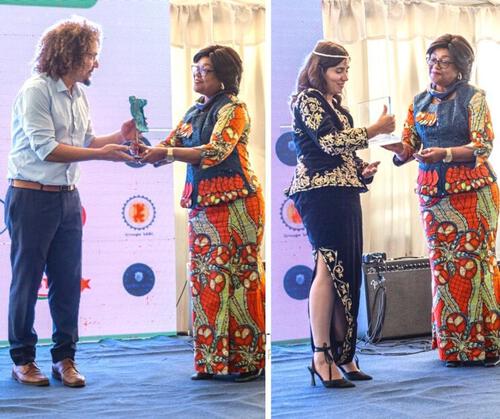 Trophées remis à Amestan Fellag et Roua Israa Adel par Fanny Nyakeru, Représentante de la Première Dame de la République Démocratique du Congo.